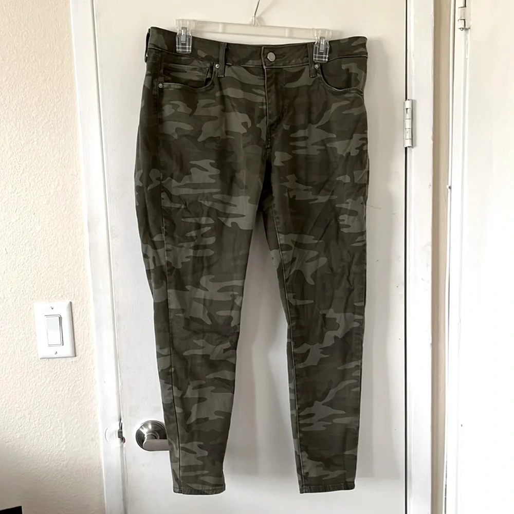 Levi women’s camo jeans. Size 32 (14) - Picture 1 of 4